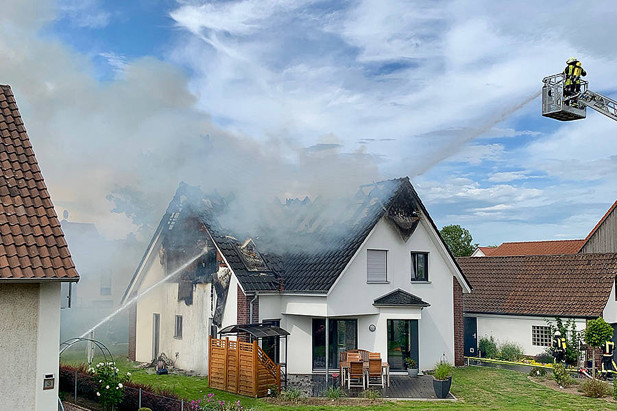 AltkreisBlitz: Dachstuhlbrand Zerstört Einfamilienhaus