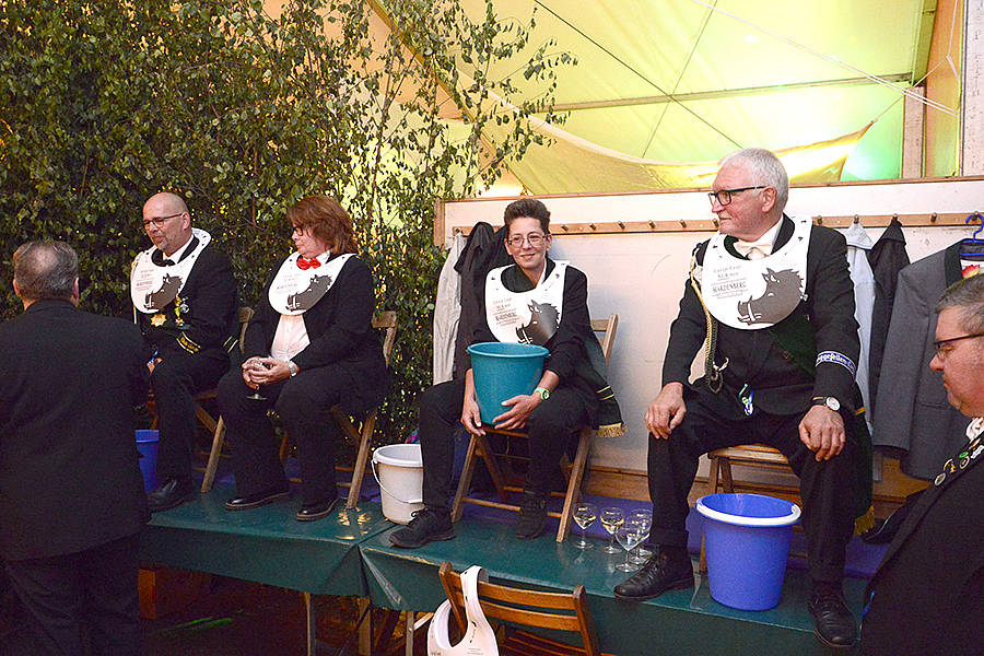 AltkreisBlitz Die Könige singen und trinken auf dem Thron