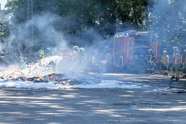 Feuer im Laster: Feuerwehrkräfte löschen brennenden Papierberg