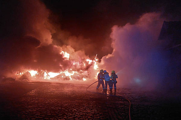 Gebäudebrand beschäftigt mehrere Ortsfeuerwehren