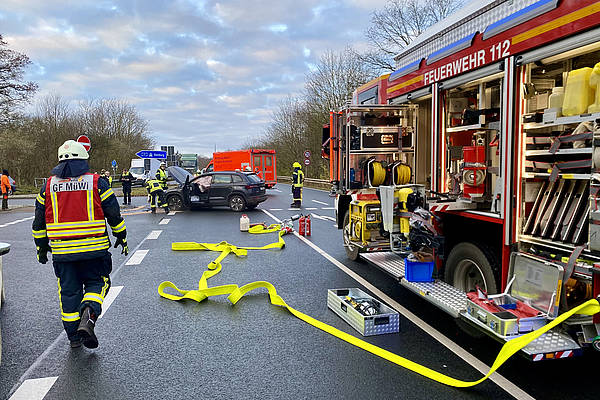 Verkehrsunfall auf der B443: Feuerwehr sichert Unfallstelle nach E-Call-Meldung ab