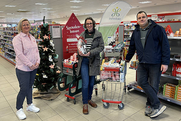 Rossmann-Filiale unterstützt mit Wunschbaum das &quot;Palliativzentrum/Hospiz Infinitas&quot;