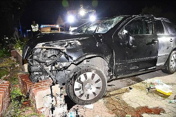 12.000 Euro Schaden: Auto bleibt nach Fahrt unter Alkoholeinfluss dem Dach liegen