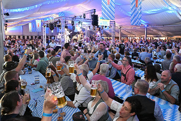 Ausverkauftes Oktoberfest in Ahlten sorgt für ausgelassene Stimmung bei den 1500 Gästen