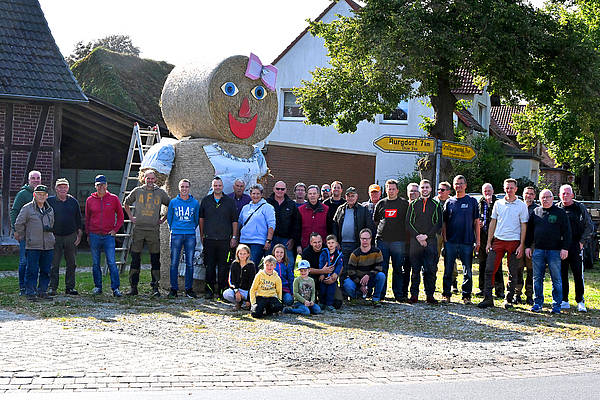 Ramlingen bereitet sich auf das 57. Erntefest vor: Erntepuppen traditionell aufgestellt