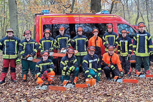 Stadtfeuerwehr Sehnde bildet neue Bediener für Motorsägen aus