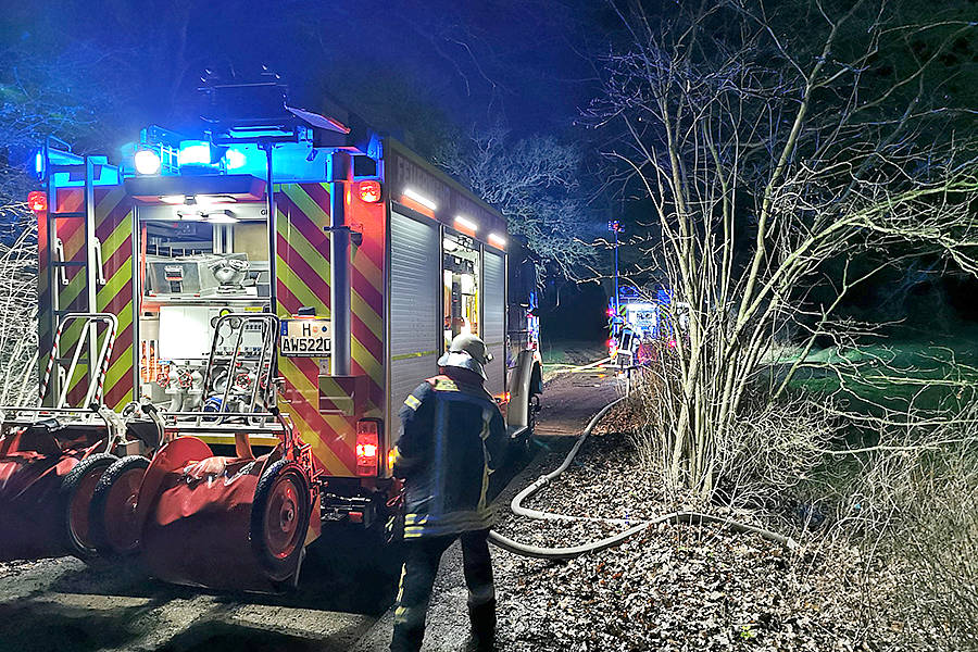 AltkreisBlitz Ortsfeuerwehr Altwarmbüchen löscht