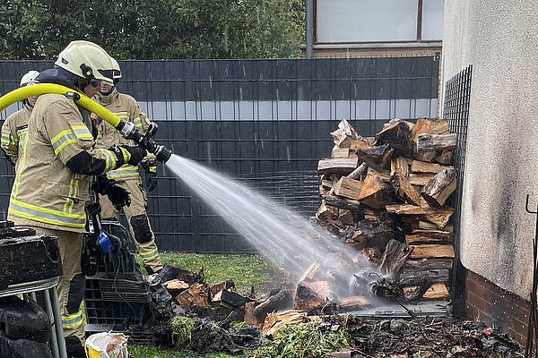 Ahltener Feuerwehrkräfte löschen Holzstapel und retten achtjähriges Kind in Not