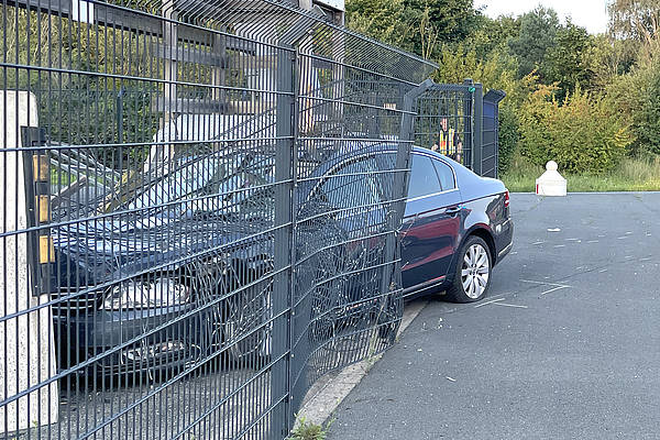 Auto steckt nach Unfall auf der A2 in einem Zaun fest