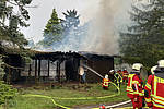Feuerwehrkräften löschen zügig Brand eines Holzhauses in Stelle