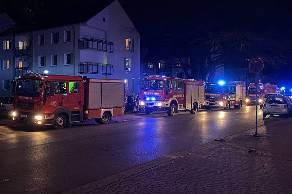 Eine verletzte Person bei Gebäudebrand: 74 Feuerwehrkräfte in Lehrte im Einsatz