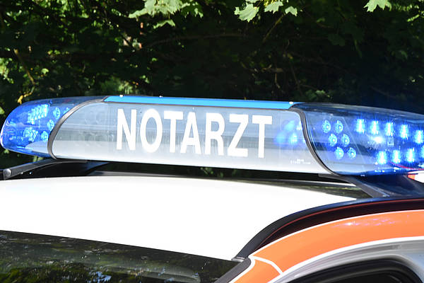 Polizei sucht Zeugen von schwerem Verkehrsunfall mit Kind im Kreisverkehr in Großburgwedel