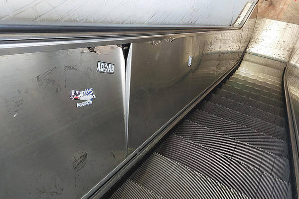 Rolltreppe im Bahnhofstunnel ist nach blindem Vandalismus außer Betrieb