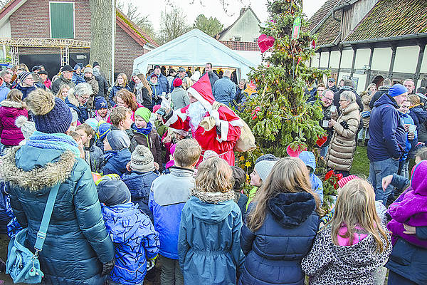 Traditionelle Adventfeier in Otze auf dem weihnachtlich geschmückten Backhausplatz