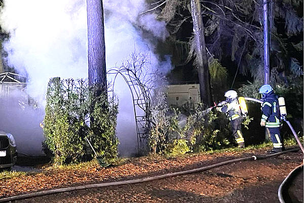 Wohnwagenbrand auf Campingplatz: Feuerwehr verhindert größeren Schaden