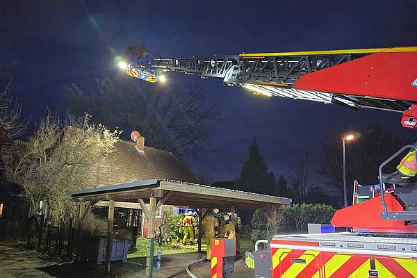 Feuer in Küche: 60 Feuerwehrkräfte retten Einfamilienhaus vor der Zerstörung