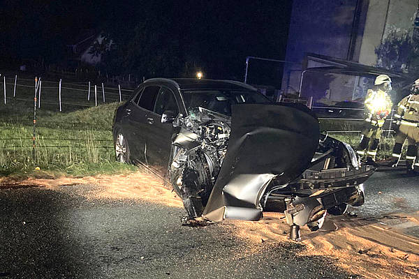 Auto kracht gegen Baum